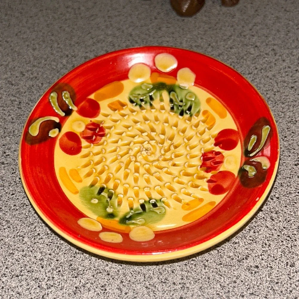 Garlic Grater Dish. Made in Spain by Elaboracion Artesanal Cerámica